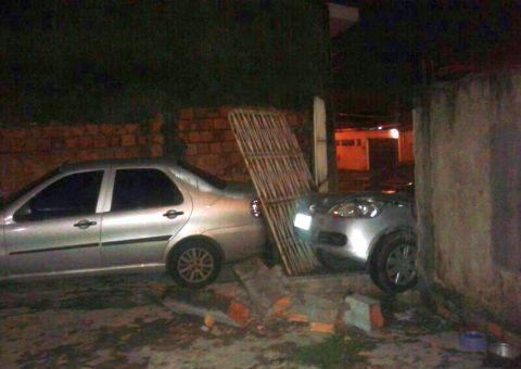 Perseguido pela polícia, carro derruba portão no Jardim de Versalhes